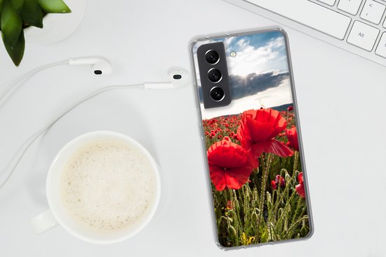 Telefoonhoesje Geschikt voor Samsung Galaxy S21 FE hoesje - Klaprozen tegen een dramatische stormachtige lucht - Siliconen Telefoonhoesje Telefoonhoesje