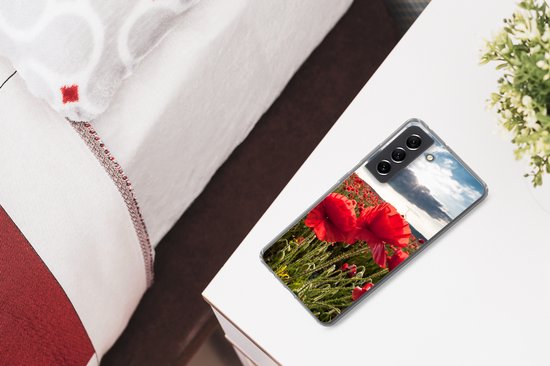 Telefoonhoesje Geschikt voor Samsung Galaxy S21 FE hoesje - Klaprozen tegen een dramatische stormachtige lucht - Siliconen Telefoonhoesje Telefoonhoesje