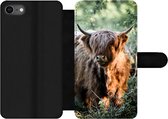 Bookcase Geschikt voor iPhone SE 2020 telefoonhoesje - Schotse Hooglanders - Bos - Dieren - Met vakjes - Wallet case met magneetsluiting