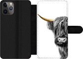 Bookcase Geschikt voor iPhone 11 Pro telefoonhoesje - Schotse hooglander - Dieren - Black and gold - Met vakjes - Wallet case met magneetsluiting