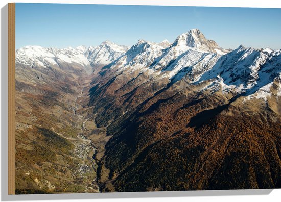 WallClassics - Hout - Besneeuwde Bergtoppen in Groot Berggebied - 75x50 cm - 12 mm dik - Foto op Hout (Met Ophangsysteem)