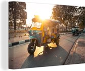 Canvas Schilderij Tuktuk tijdens zonsondergang - 90x60 cm - Wanddecoratie