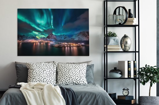 Une peinture des Lofoten avec une aurore verte et bleue au-dessus de montagnes enneigées et de maisons éclairées.