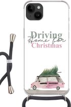 Geschikt voorApple Iphone 14 Plus - Crossbody Case - Kerst - Driving home for Christmas - Auto - Quotes - Spreuken - Siliconen - Crossbody - Backcover met Koord - Telefoonhoesje met koord - Hoesje met touw