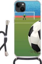 Geschikt voorApple Iphone 14 Plus - Crossbody Case - Een illustratie van een voetbal op het veld in het stadion - Jongens - Meiden - Kids - Siliconen - Crossbody - Backcover met Koord - Telefoonhoesje met koord - Hoesje met touw