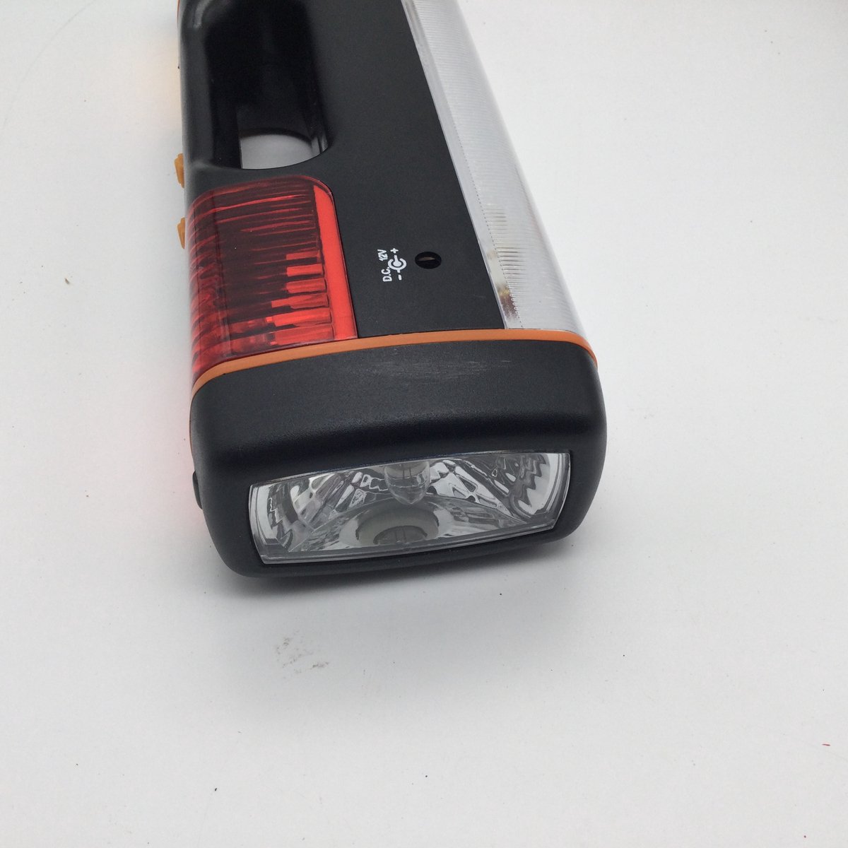 Multifunctionele lamp voor in de auto, handig bij pech onderweg, inclusief batterijen en oplaadsnoer voor in de sigaretten aansteker