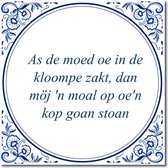 Tegeltje met standaard - As de moed oe in de kloompe zakt, dan möj 'n moal op oe'n kop goan stoan