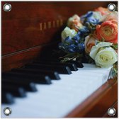 Tuinposter –Rozenboeket op Piano– 50x50 Foto op Tuinposter (wanddecoratie voor buiten en binnen)