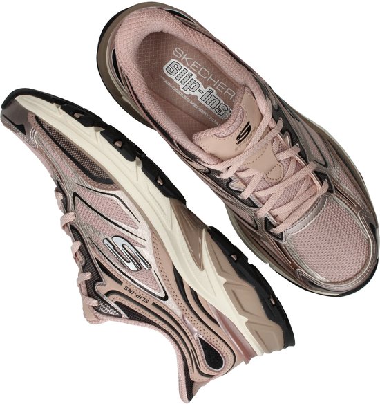 Paar roze Skechers, bovenaanzicht, met 'Slip-ins' opdruk.