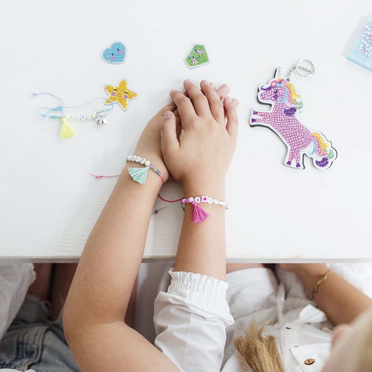 Totum unicorn knutselkoffertje 2 in 1 letter armbandjes maken en diamond paint magneten - 250 delige knutselset speelgoed meisjes vanaf 5 jaar, knutselen cadeau tip — afbeelding 11