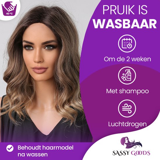 Model draagt een golvende, half-lange, donkerblonde pruik. Tekst: 'Pruik is wasbaar', met iconen voor wassen en luchtdrogen.