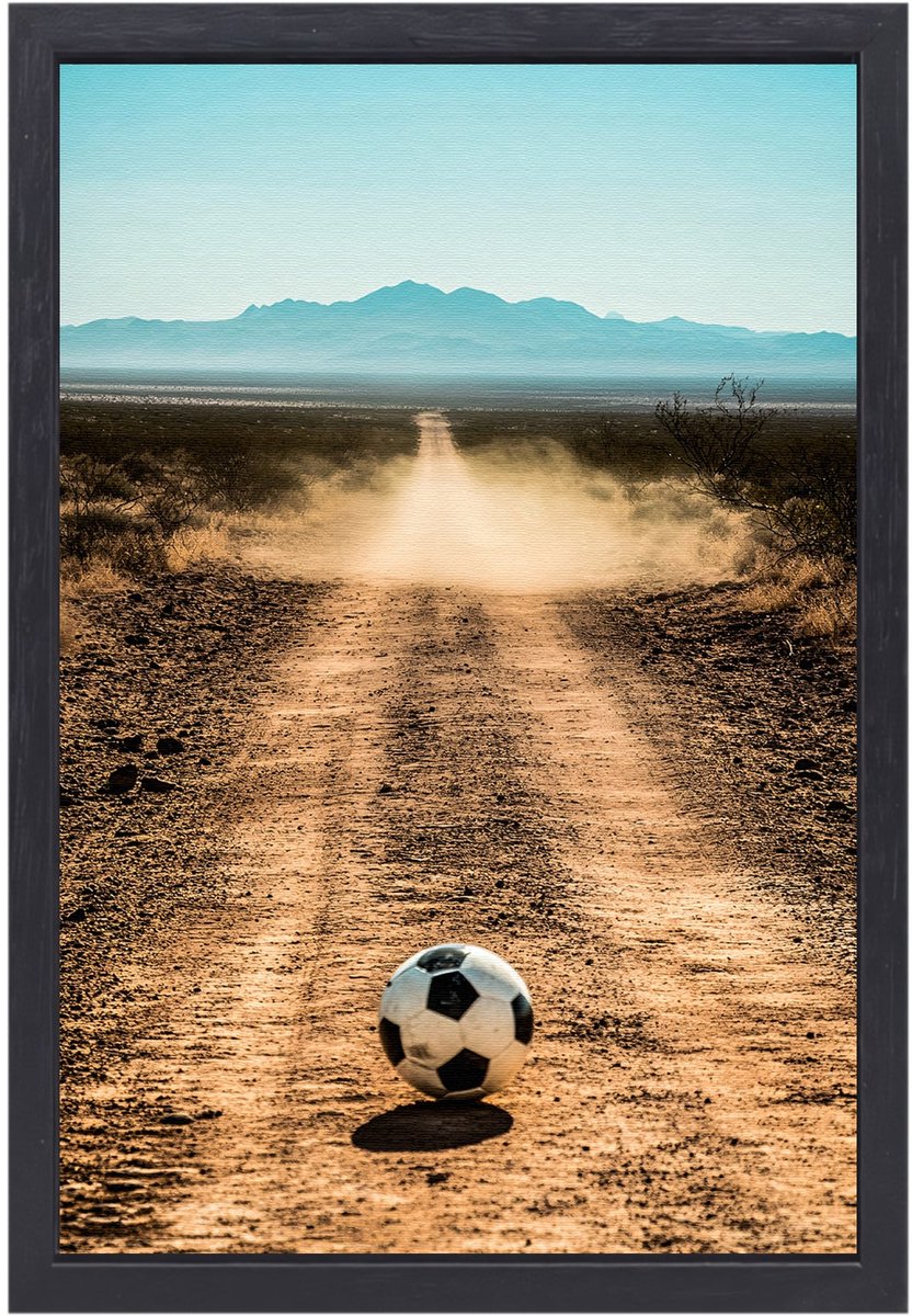 Eenzaam zandpad met voetbal - Voetbal schilderij op canvas - Muurdecoratie canvas bal - Realistische kunst - Canvas met baklijst keuken - Wanddecoratie slaapkamer - canvas met baklijst 40x60 cm