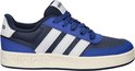 Blauwe Adidas sneaker met witte strepen, gesproken met veters.