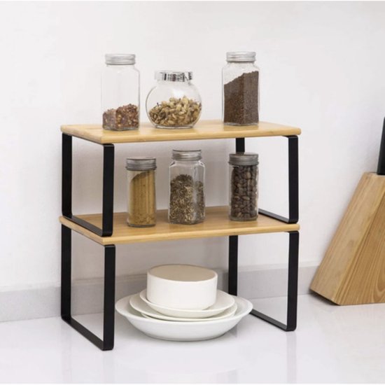 Ruhhy aanrecht rekje met twee bamboehouten planken, zwart metalen frame. Boven gevuld met potjes, onder met borden.