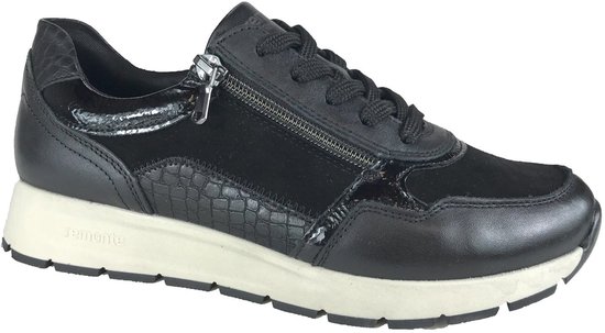 Zwarte lage sneaker met veters en rits, crocoprint en glanzende panelen.