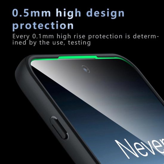 Close-up van de bovenrand van een telefoonhoesje, met een 0.5mm hoge beschermende rand en een groene lijn.
