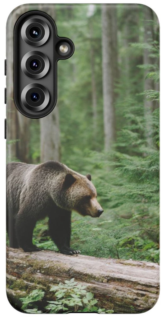 Bruine Beer op Boomstam in het Bos – Telefoonhoesje Geschikt voor Galaxy S25 Plus