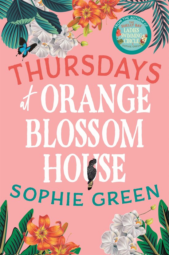Boekomslag met de titel 'Thursdays at Orange Blossom House' van Sophie Green. Roze achtergrond met tropische bloemen en bladeren, en een blauwe vlinder.