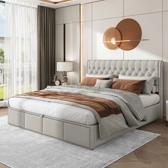 Un lit double rembourré gris clair stylisé avec tête de lit et rangement.