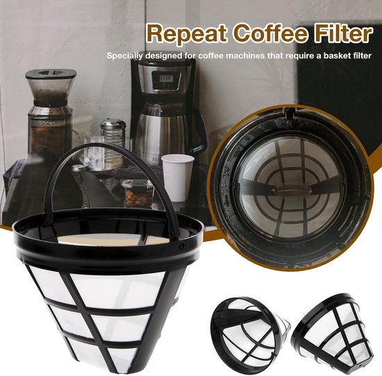 Herbruikbaar zwart koffiefiltermandje met mesh bodem, naast een koffiezetapparaat.