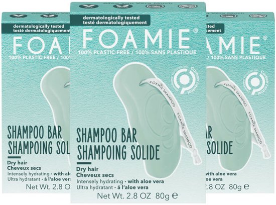 Drie Foamie shampoo bars in verpakking op een pastelblauwe achtergrond.