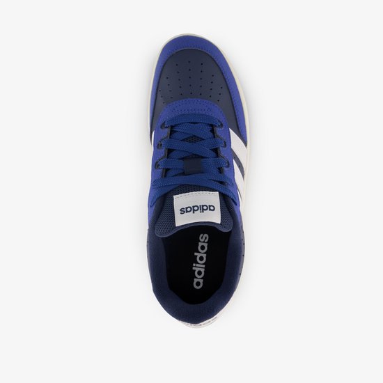 Bovenkant van een donkerblauwe Adidas sneaker met kobaltblauwe en witte accenten, en de Adidas merknaam.