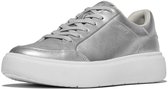 Zilverkleurige FitFlop sneaker met witte zool, vetersluiting en metallic leer.