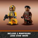 Twee LEGO Star Wars minifiguren: een piloot in geel en een ander figuur met bruine kleding.