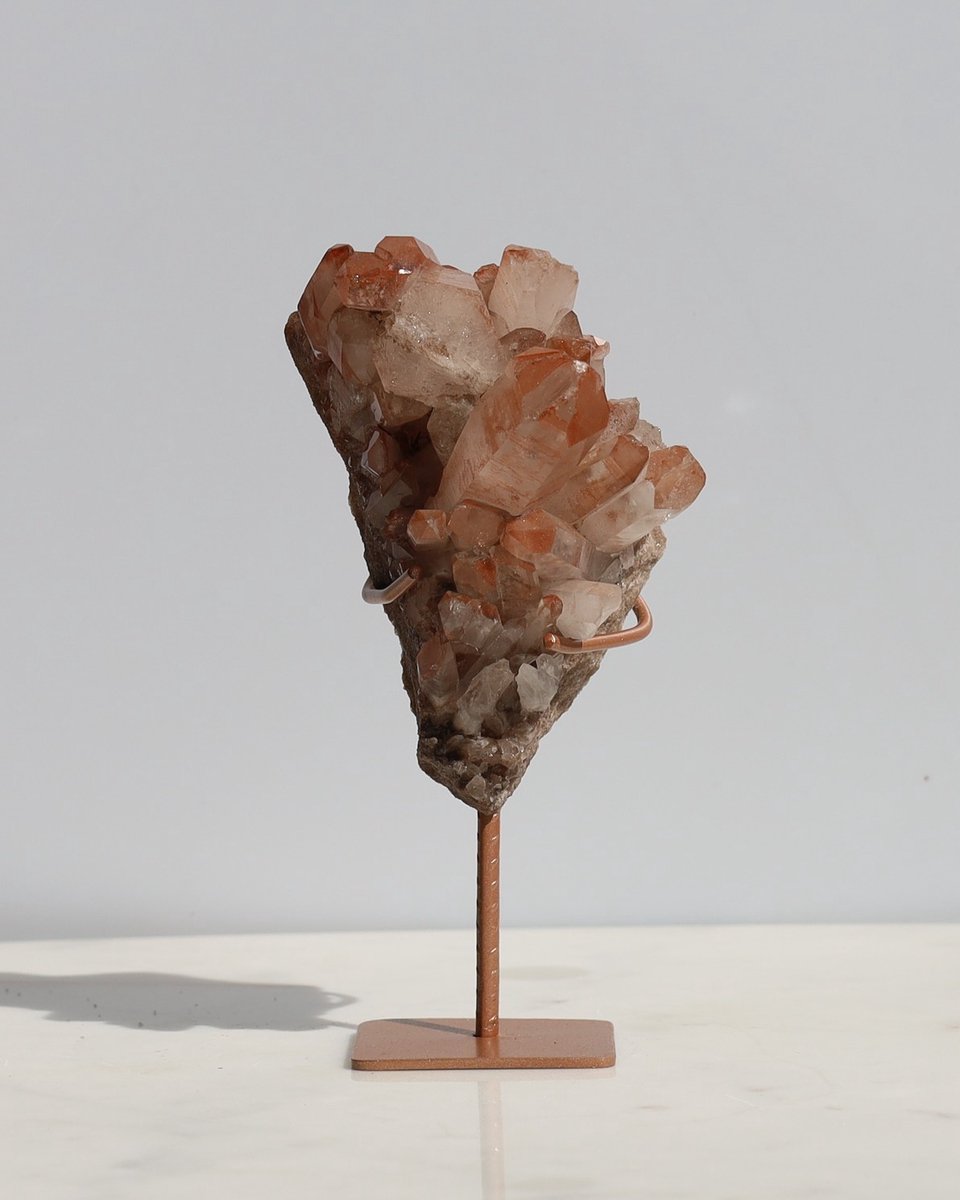 Unique Gemstones - Red dragon cluster - Hematiet kwarts cluster op standaard - Edelstenen en Mineralen - Kristallen - Spiritualiteit - Woondecoratie