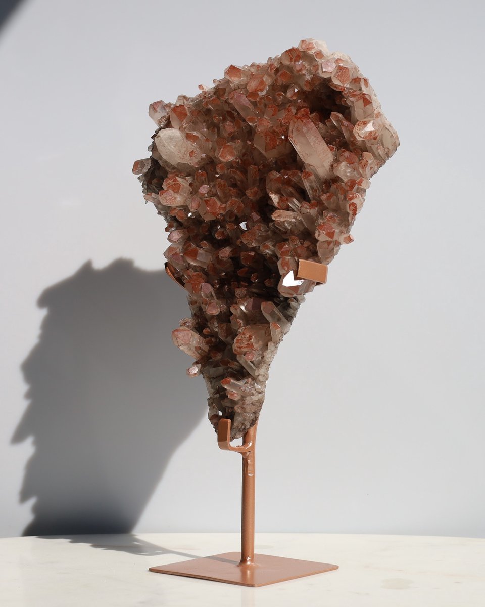 Unique Gemstones - Red dragon cluster - Hematiet kwarts cluster op standaard - Edelstenen en Mineralen - Kristallen - Spiritualiteit - Woondecoratie