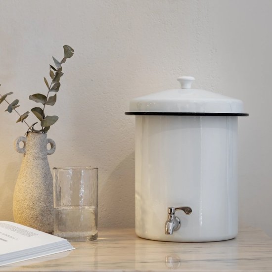 Ecofiltro 5L Wit op houten standaard in keukenomgeving