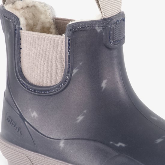 Detail van een donkerblauwe regenlaars met bliksemprint en beige elastische zijpanelen. De voering is van teddy.