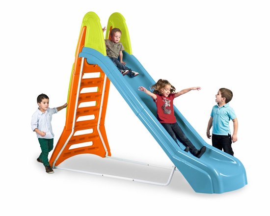 Drie kinderen spelen op een blauwe glijbaan met oranje en groene steunen. Eén kind glijdt, één staat boven, één kijkt toe.