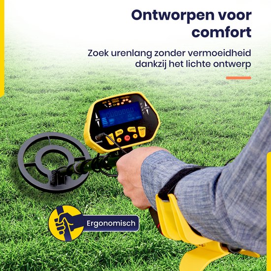 Man met blauwe mouw gebruikt gele metaaldetector op grasveld. Tekst: 'Ontworpen voor comfort'.