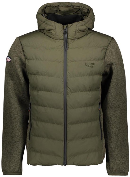 Groene Superdry jas met gewatteerd voorpand, capuchon en gebreide mouwen. Logo op de linker mouw.
