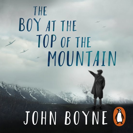 Boekcover 'The Boy at the Top of the Mountain' van John Boyne met op de voorgrond een jongen die naar de bergen wijst, met vliegtuigen in de lucht.