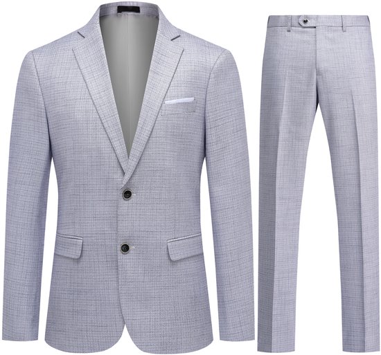Lichtgrijs geruit kostuum bestaande uit een blazer en een pantalonn.