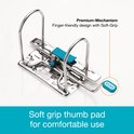 Zilverkleurige ringmechanisme met blauwe soft-grip en een metalen duimgat.