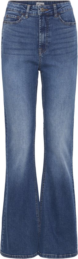 Voorkant van een blauwe denim jeans met hoge taille en uitlopende pijpen. Het ICHI-logo is zichtbaar op het bruine leren label.