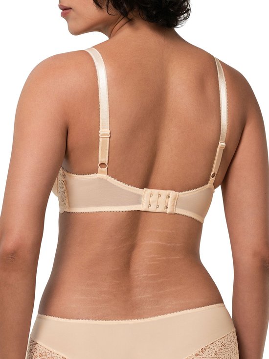 Achterkant van een beige bh met kantdetails op de bandjes en de sluiting. De bandjes zijn verstelbaar.