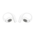 Witte JBL oordopjes met oorhaken en zichtbare speaker grille.