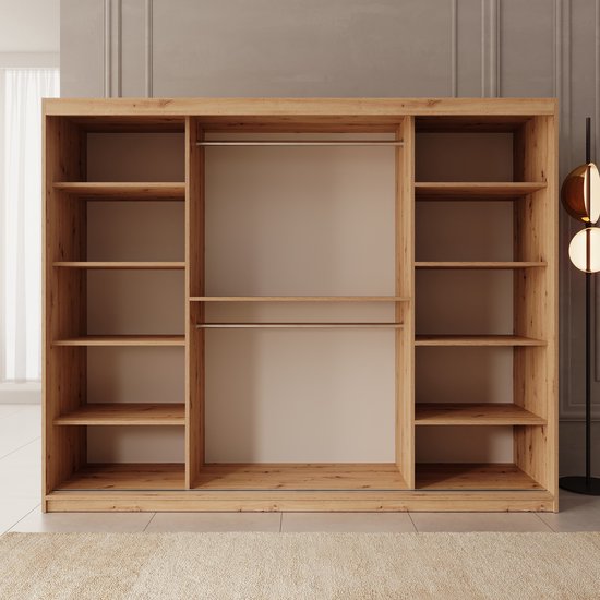 Houten kledingkast met schuifdeuren, open vakken en kledingroedes. De kast heeft een eikenhouten afwerking.