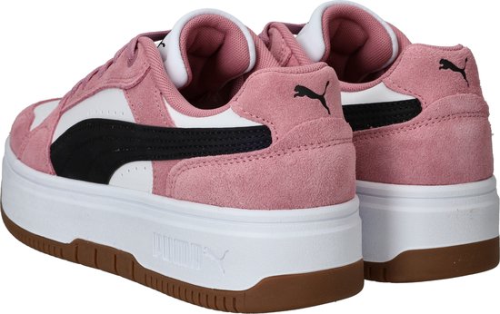 Achterkant van roze suède Puma sneakers met witte en zwarte accenten. Puma-logo's zichtbaar op de hak.