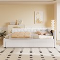 Witte slaapbank met uitschuifbaar bed, hexagonaal patroon op de rugleuning en zachte plaids.