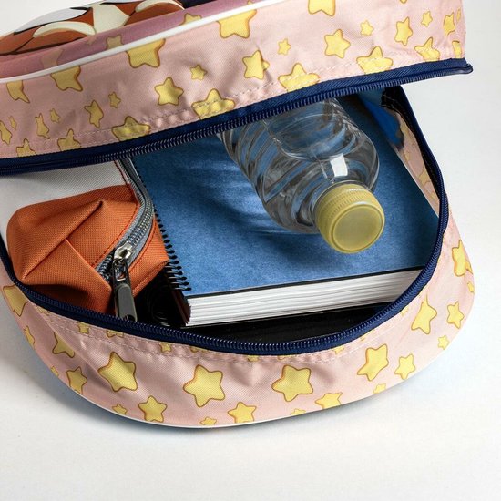 Binnenkant van een roze rugzak met gele sterren, met daarin een blauw schrift, een oranje etui en een waterfles.