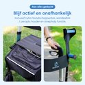 Close-up van de boodschappentas van een rollator en de houder voor een wandelstok. De tekst 'SAFE AGE' staat op de band van de rollator.