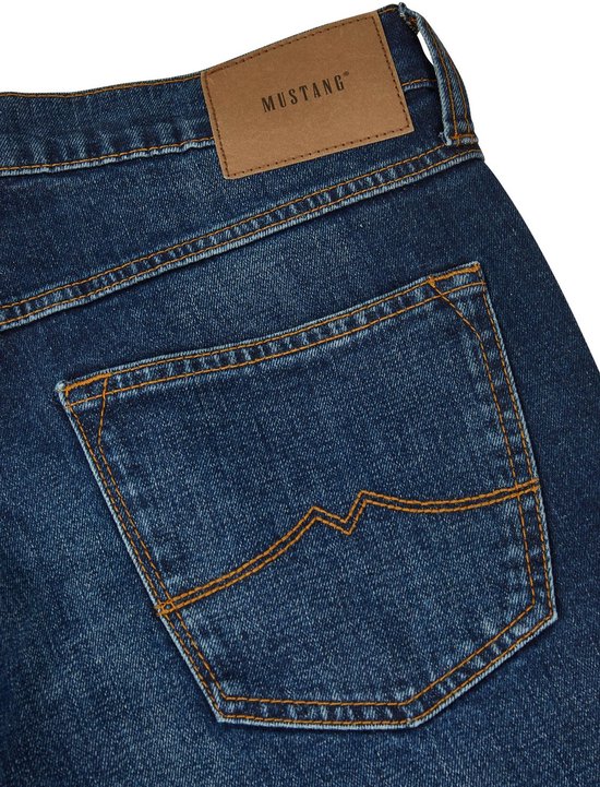 Achterzak van blauwe jeans met oranje stiksels en bruin Mustang label.