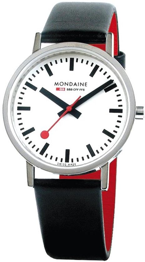 Een zilverkleurig horloge met witte wijzerplaat, zwarte wijzers, zwarte en rode band.