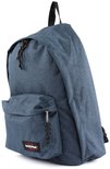 Zij aanzicht van een blauwe Eastpak rugzak met textuur, met een voorvak en ritssluiting.