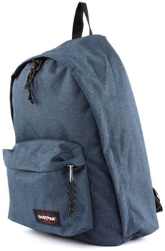 Zij aanzicht van een blauwe Eastpak rugzak met textuur, met een voorvak en ritssluiting.